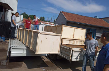 图片名称：发货现场
点击次数：1999次